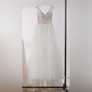 Maggie Sottero “Natalie” Wedding Gown Dress. Never altered. Fits clothing size 2